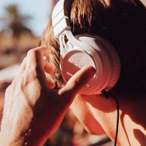 美女黑洞洞被人操
